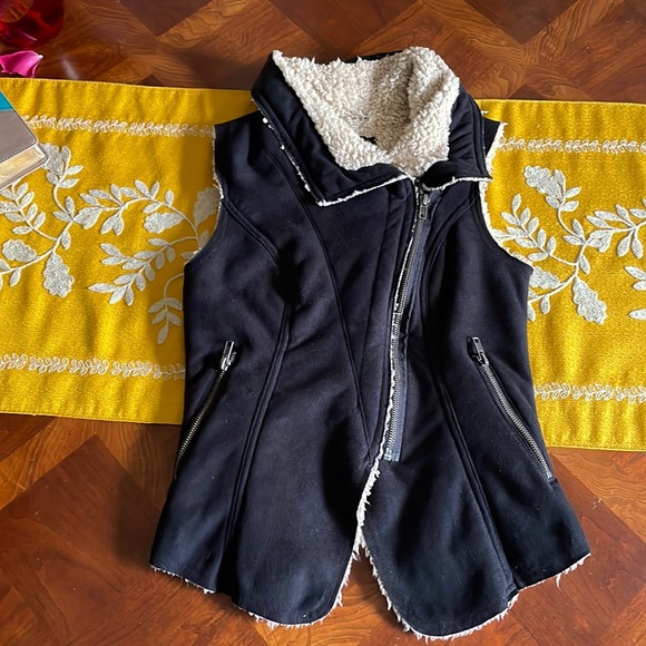 Material Girl Tops - Material Girl Faux Fur XS Vest